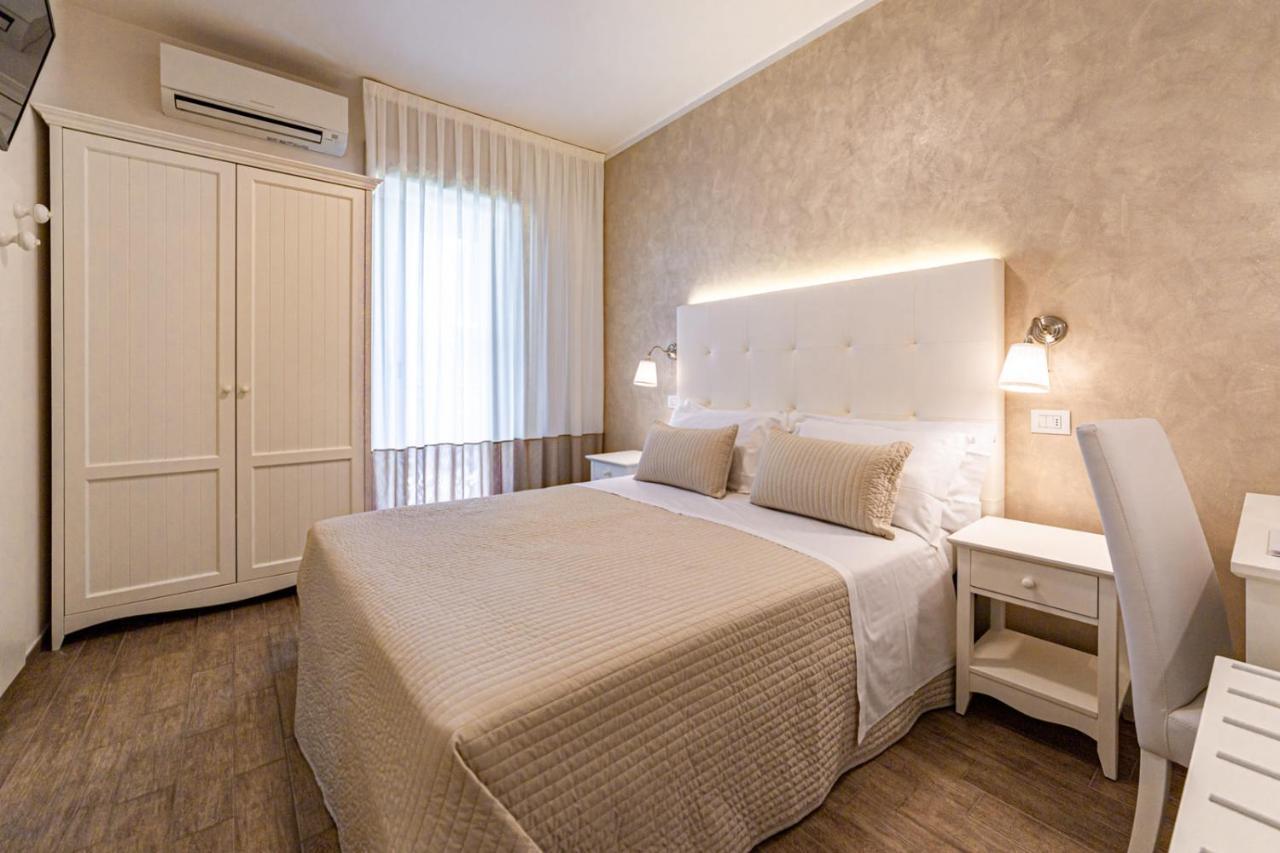 Hotel Soraya - Spiaggia Sawasdee Riccione Eksteriør billede
