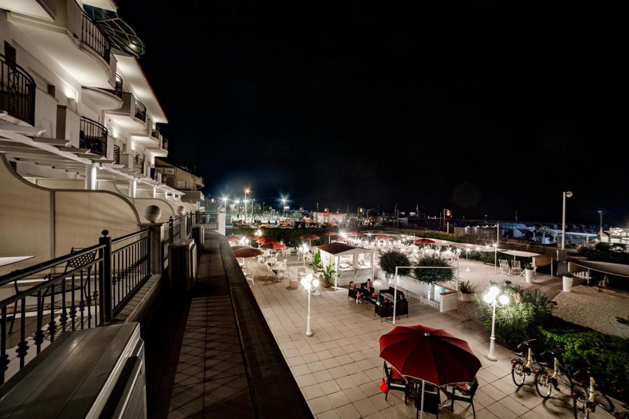 Hotel Soraya - Spiaggia Sawasdee Riccione Eksteriør billede